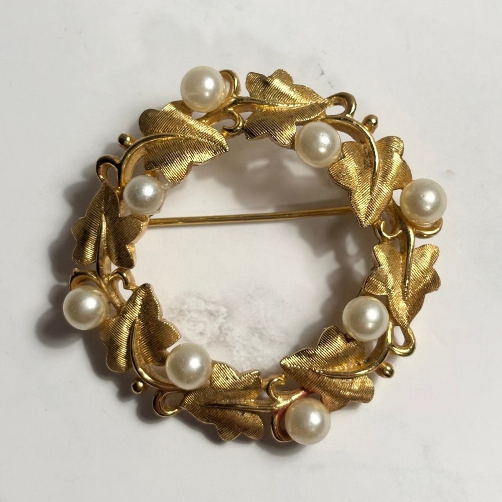 Vintage Trifari Gold Tone Faux Pearl Leaf Wreath Brooch Pin Textured Botanical